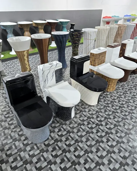 Close-coupled WC range with coordinated pedestals