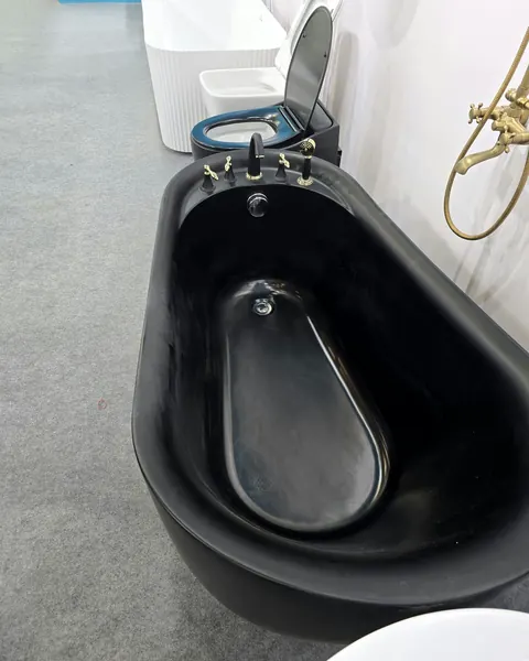 Freestanding bath, gloss black