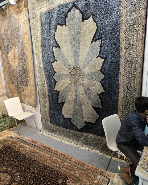 Hand-knotted rug, central medallion, blue ground