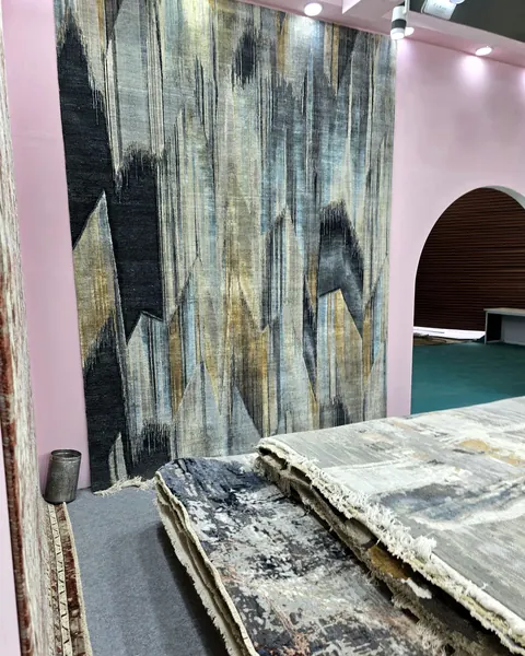 Hand-tufted rug, abstract multi-tone design