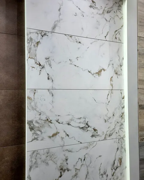 Marble-look porcelain wall panel, soft veining